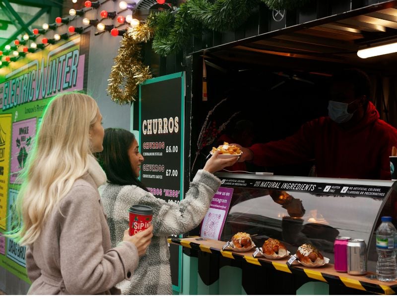 Foodtruck met een klant